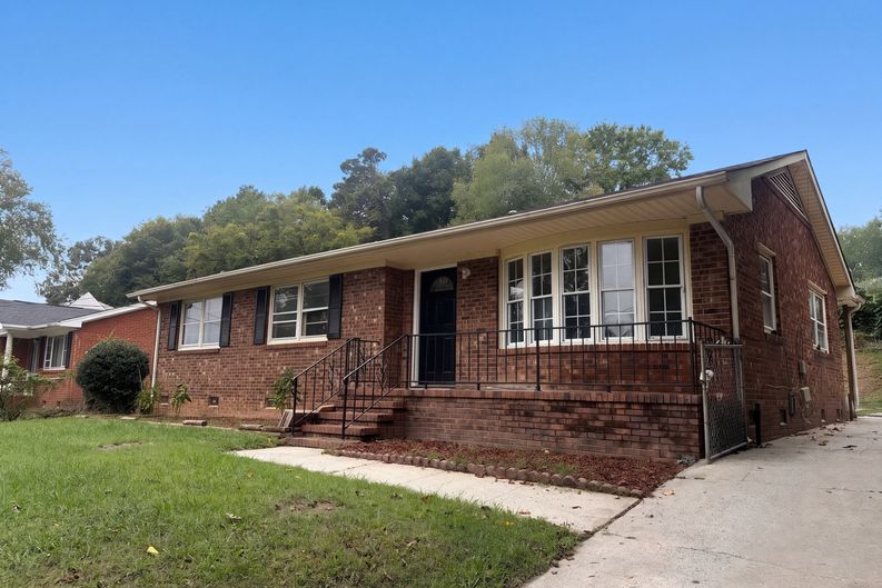 Photo 6 of 26 of 1502 W Meadowview Rd, Greensboro, NC