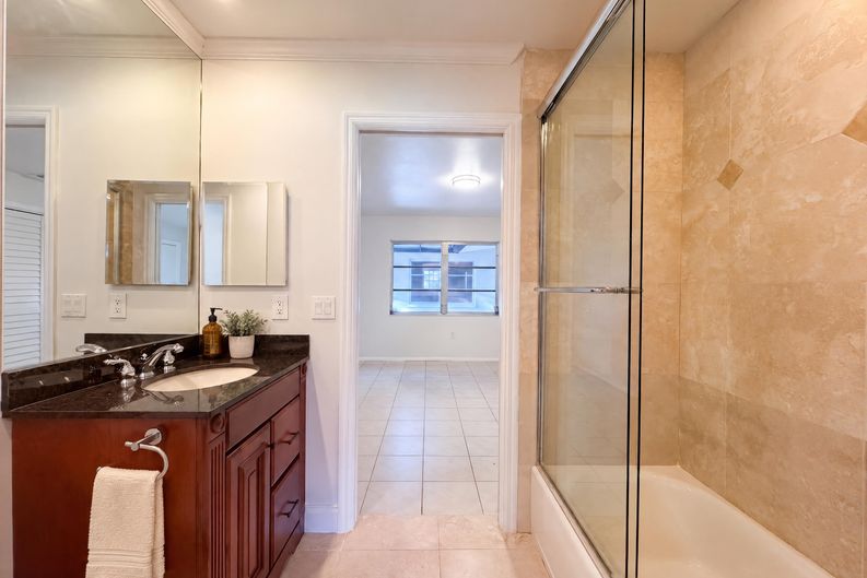Photo 19 of 43 of 3705 Malec Cir, Sarasota, FL