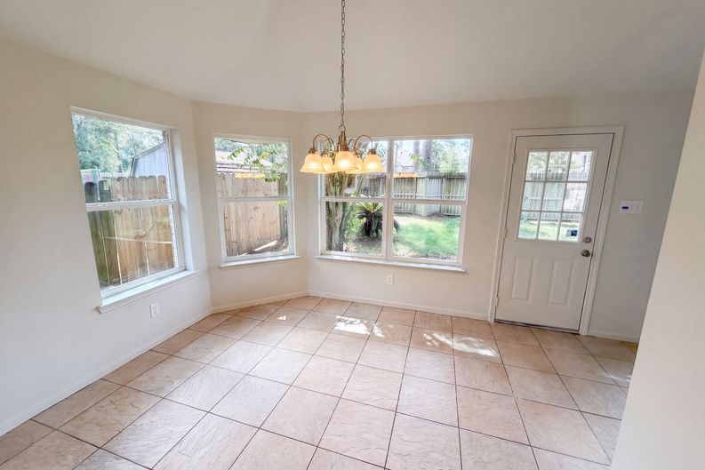 Photo 7 of 18 of 18614 Twigsworth Ln, Humble, TX