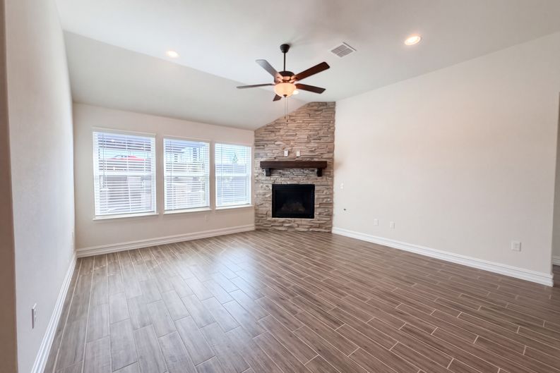 Photo 3 of 13 of 3412 Lillian Ct, Celina, TX
