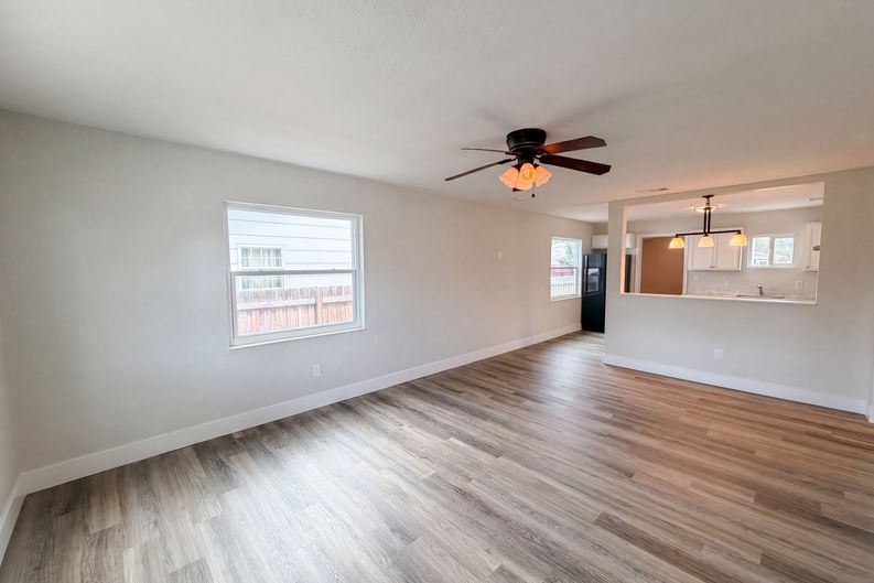 Photo 3 of 21 of 2596 38th Ave N, Saint Petersburg, FL