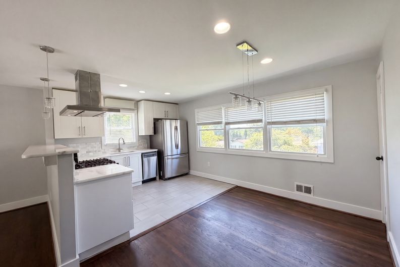Photo 8 of 24 of 6515 Carriage Dr, Alexandria, VA