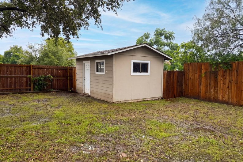 Photo 14 of 16 of 3702 Autumn Ln, San Antonio, TX
