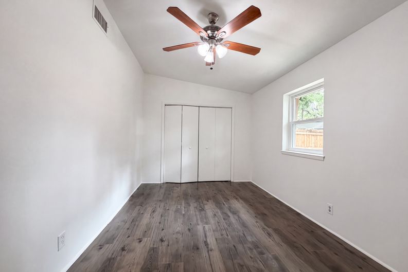 Photo 4 of 20 of 1805 Brookview Dr, Arlington, TX