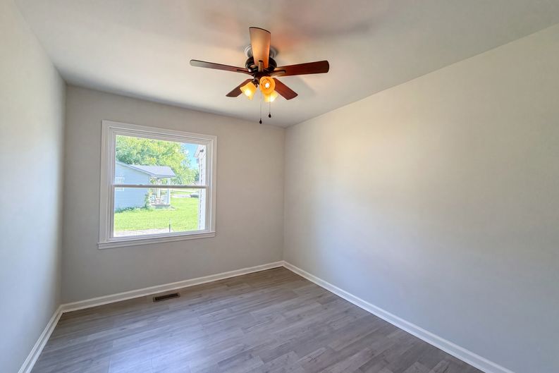 Photo 9 of 19 of 1036 E Commerce St, Lewisburg, TN
