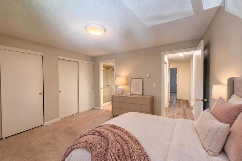 Photo 4 of 24 of 650 SW Meadow Dr, Beaverton, OR
