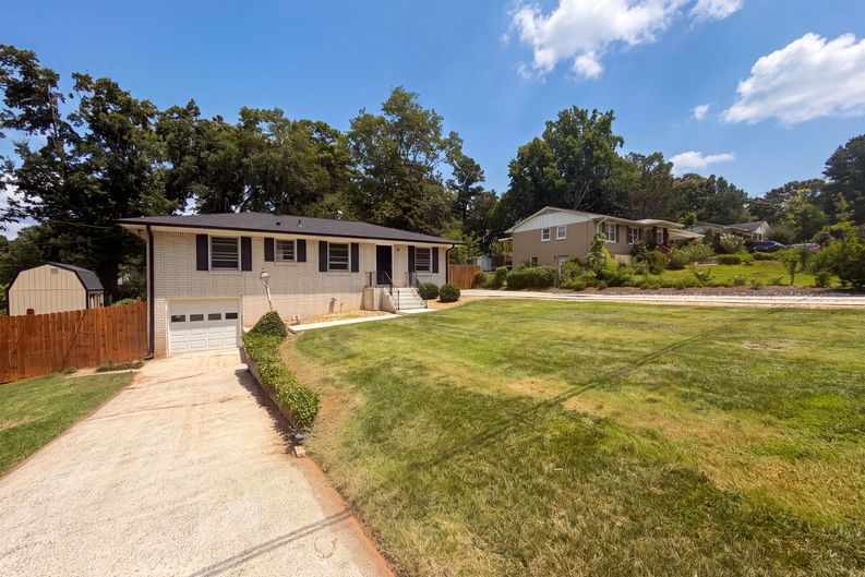 Photo 13 of 17 of 3119 Holbrook Dr SW, Marietta, GA