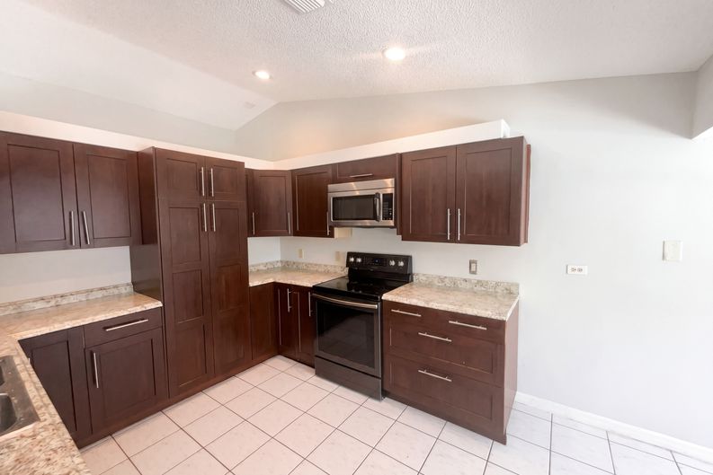 Photo 11 of 33 of 1750 Evergreen Ct, Kissimmee, FL