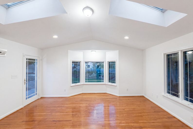 Photo 9 of 51 of 8947 Rosewood St, Manassas, VA