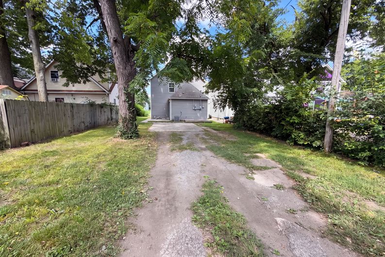 Photo 18 of 21 of 2615 Boulevard Pl, Indianapolis, IN
