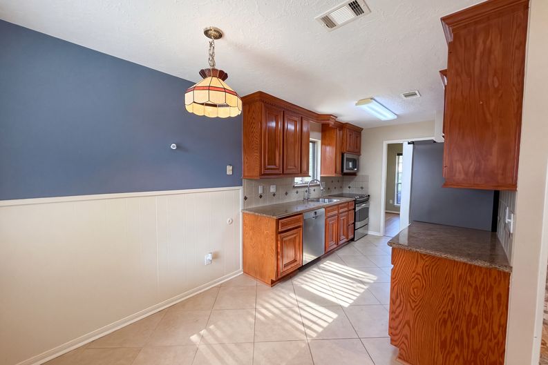 Photo 10 of 29 of 11819 Amblewood Dr, Meadows Place, TX