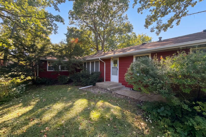 Photo 6 of 26 of 2000 Herschel St, Roseville, MN