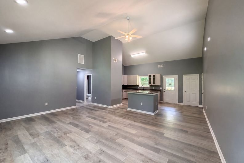 Photo 8 of 21 of 201 Deerfield Ln, Carrollton, GA