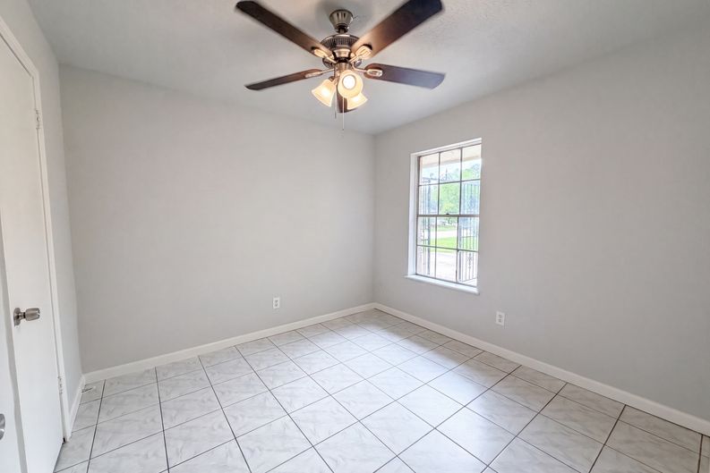 Photo 9 of 18 of 12510 Daventry Ln, Houston, TX