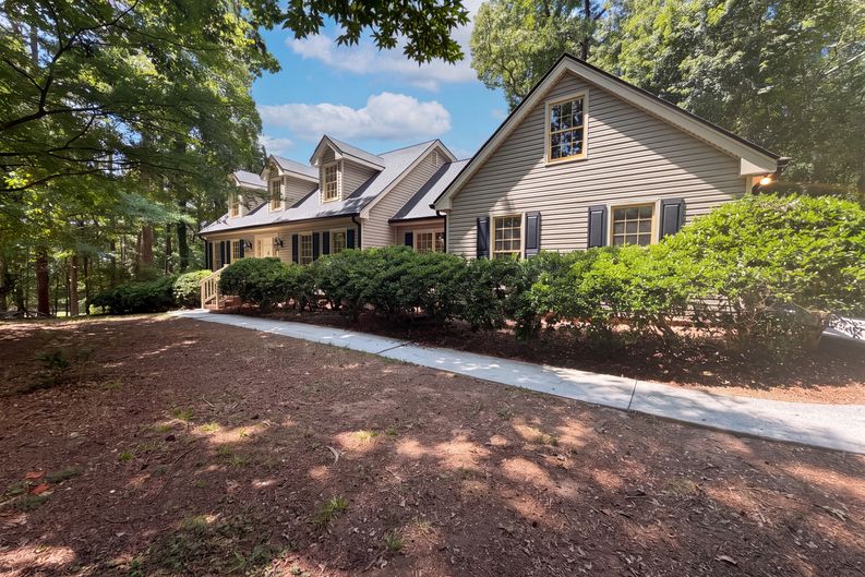 Photo 21 of 29 of 4379 Inns Brook Dr, Snellville, GA