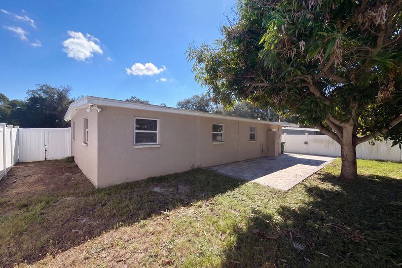 Photo 5 of 22 of 645 10th Pl, Safety Harbor, FL