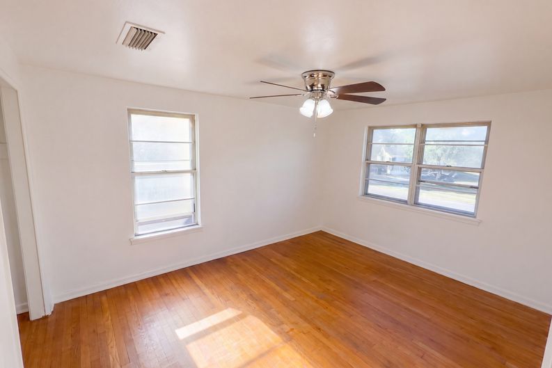 Photo 9 of 27 of 736 W Borden St, Sinton, TX