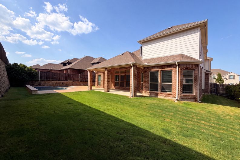 Photo 5 of 34 of 4305 Curlew Ln, Garland, TX