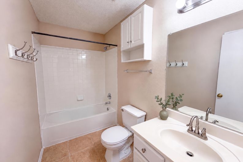 Photo 16 of 23 of 2727 High Point Dr, Round Rock, TX
