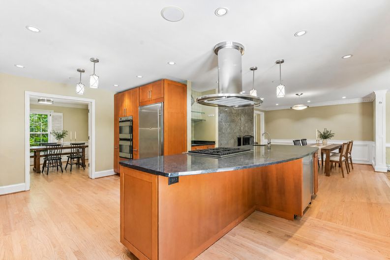 Photo 14 of 87 of 3135 Spalding Dr, Sandy Springs, GA