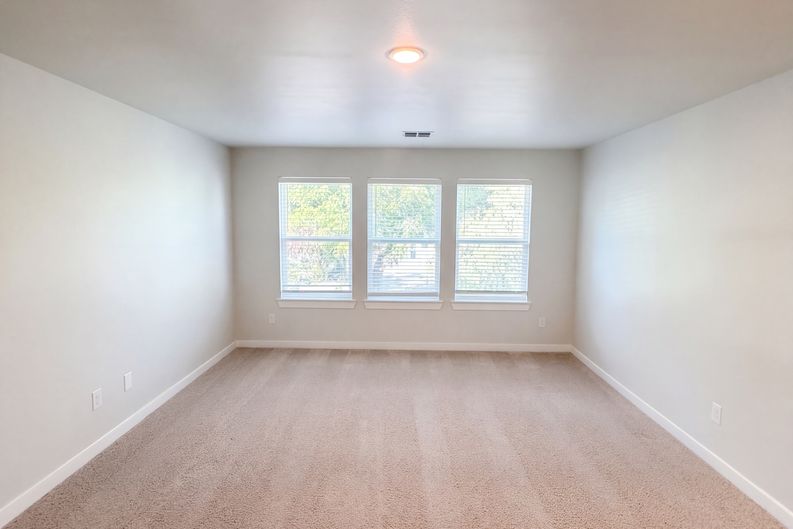 Photo 6 of 17 of 402 N Race St, Tioga, TX