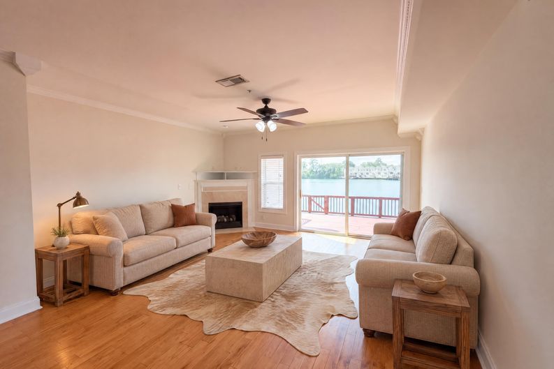 Photo 8 of 21 of 4933 Lake Palmetto Ln, North Charleston, SC