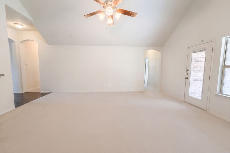 Photo 7 of 18 of 11813 Bellegrove Rd, Burleson, TX