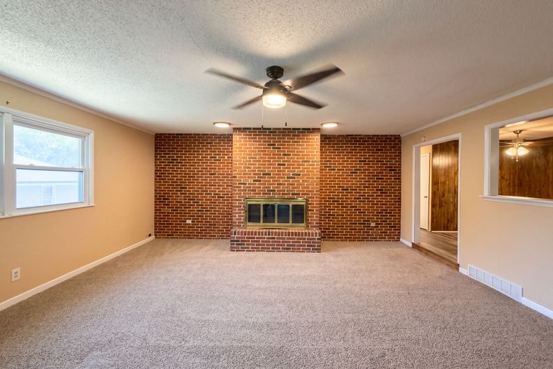 Photo 9 of 23 of 602 W 101st St, Kansas City, MO