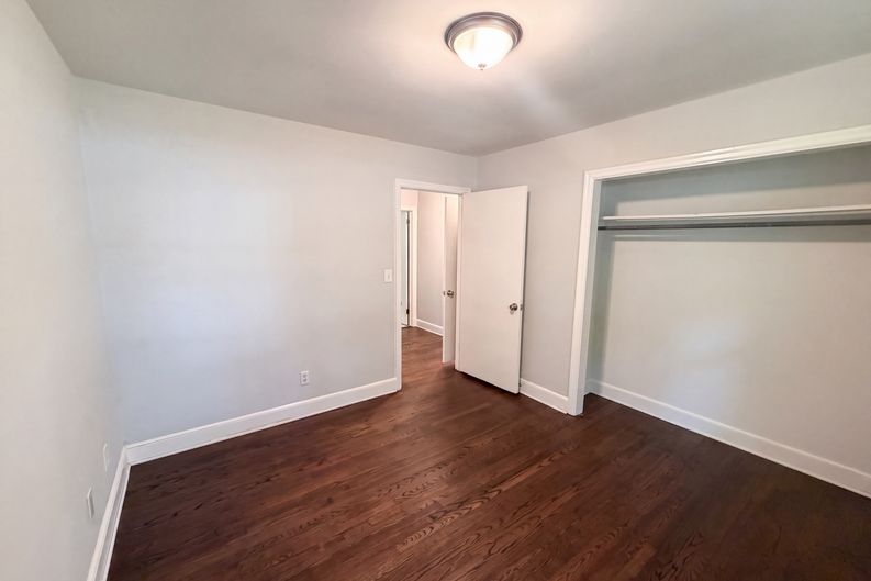 Photo 12 of 23 of 927 Greenlawn Dr, Columbia, SC