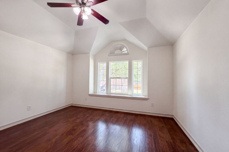 Photo 15 of 22 of 6315 Meadow Glen Dr, Arlington, TX