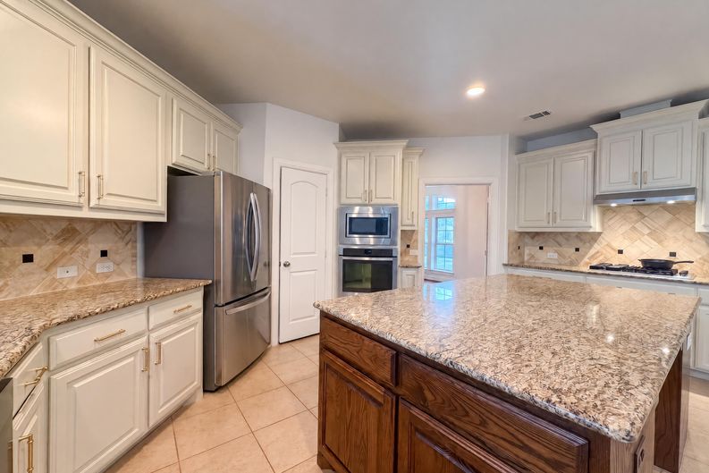 Photo 12 of 43 of 4409 Elmgreen Dr, Roanoke, TX