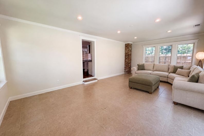 Photo 9 of 20 of 829 W 2nd North St, Summerville, SC