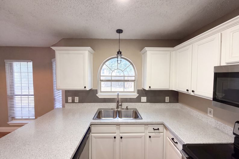 Photo 7 of 20 of 6604 N Chesterfield Dr, Fort Worth, TX