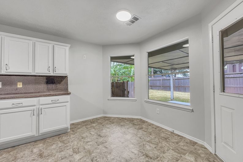 Photo 13 of 23 of 10623 Redwood Dr, Baytown, TX