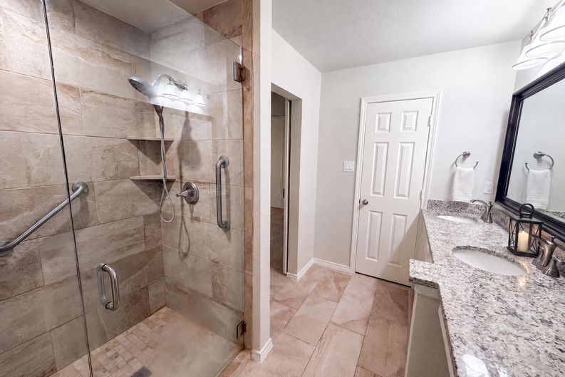 Photo 21 of 27 of 1208 Hillcrest Dr, Euless, TX