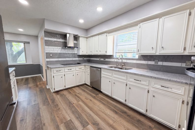 Photo 6 of 20 of 10327 Sweetwood Dr, Houston, TX
