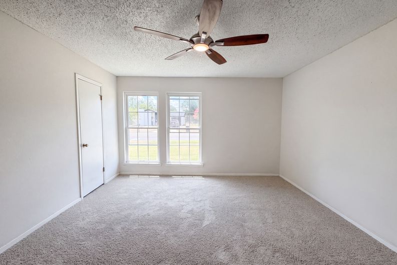 Photo 4 of 16 of 2803 Persimmon Dr, Killeen, TX