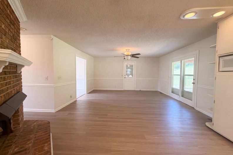 Photo 3 of 21 of 1818 Fox Chase Dr, Goodlettsville, TN