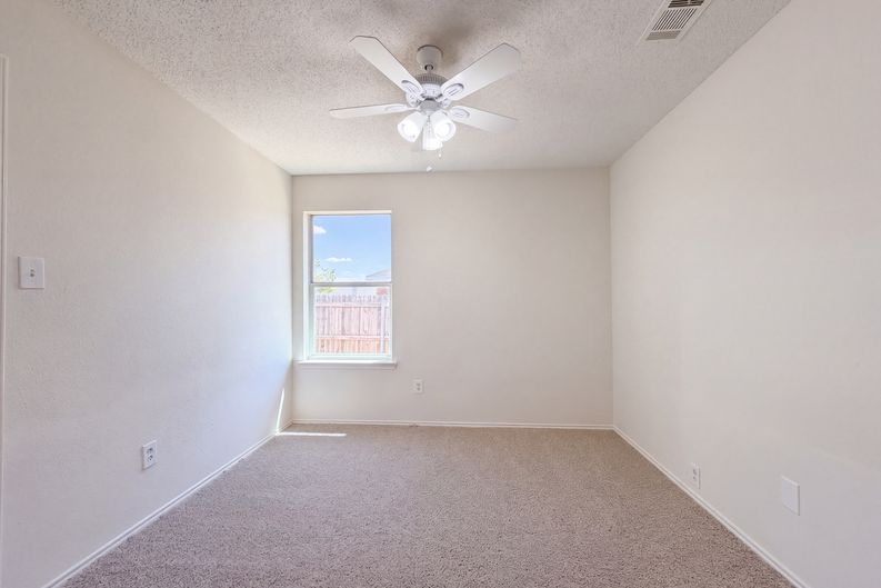 Photo 11 of 17 of 8025 Blue Duck Trl, Arlington, TX