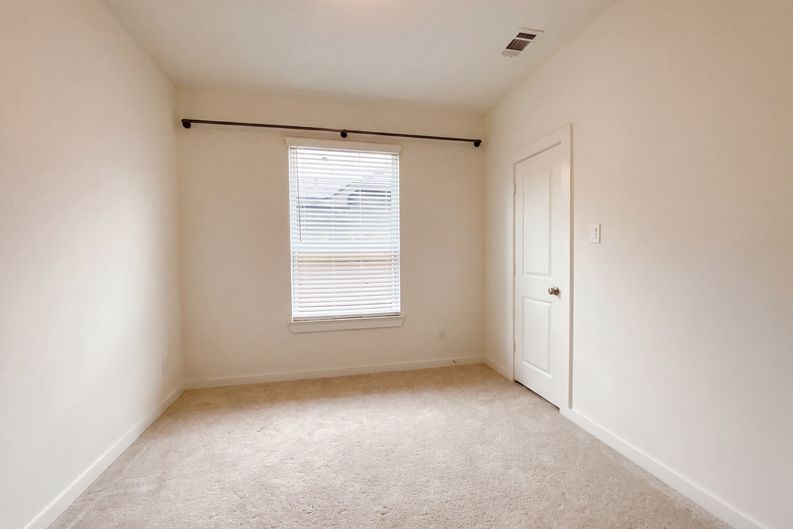 Photo 4 of 19 of 118 Neches Nook Ct, Conroe, TX