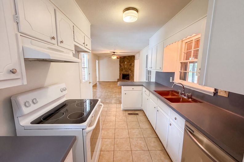Photo 11 of 21 of 1276 Robin Rd NE, Conyers, GA