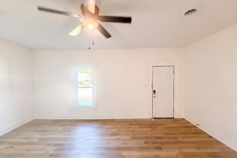 Photo 10 of 17 of 603 Cranbrook St, Greensboro, NC