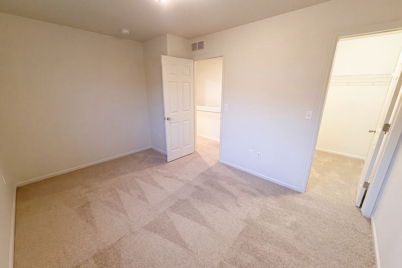Photo 18 of 35 of 5573 Killarney Ct, Denver, CO