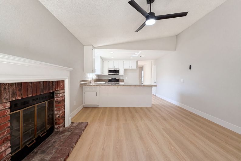 Photo 3 of 25 of 42355 Willeta Ave, Lancaster, CA