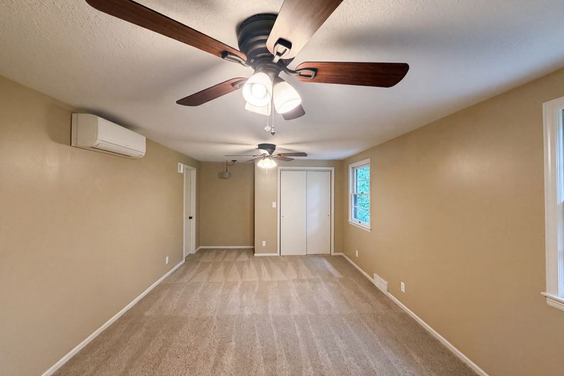 Photo 4 of 23 of 4321 NW Briarcliff Ln, Kansas City, MO
