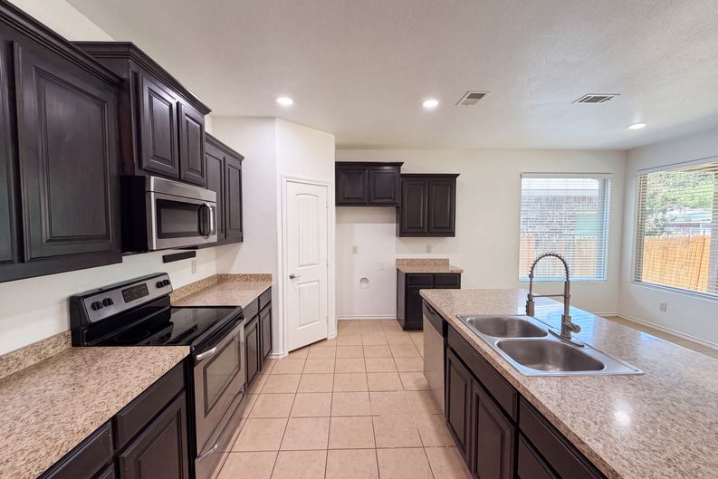 Photo 7 of 20 of 1108 Edgewater Dr, Azle, TX