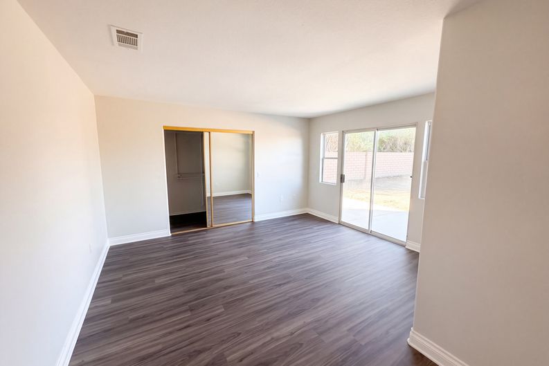 Photo 13 of 43 of 563 Tell Ln, Hemet, CA