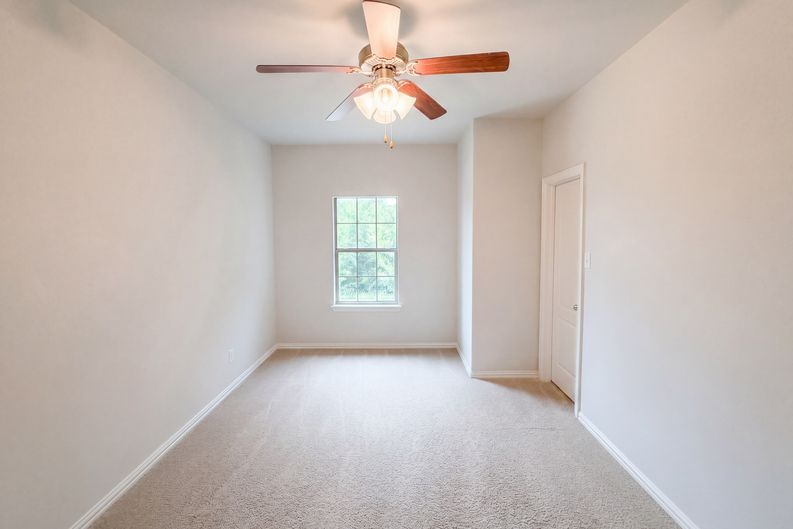 Photo 8 of 18 of 1501 Martin Creek Dr, Little Elm, TX