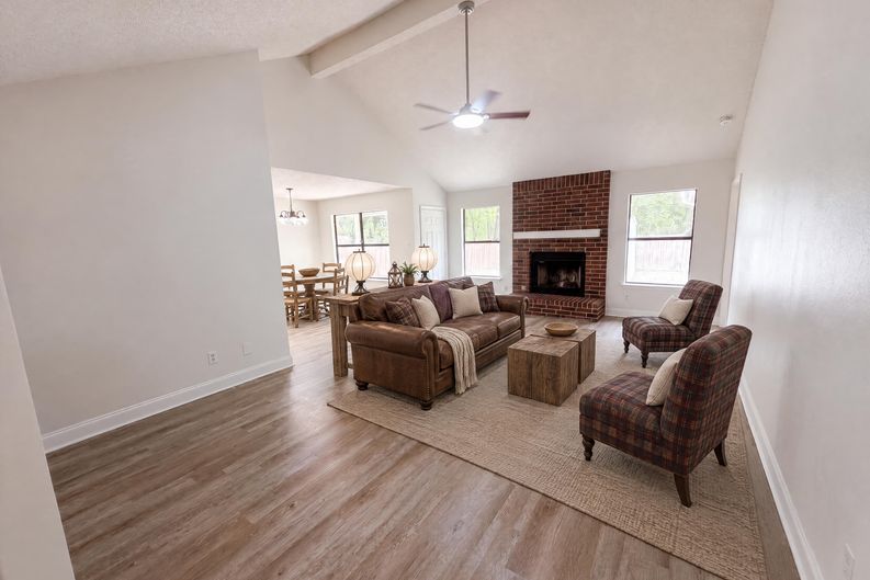 Photo 3 of 14 of 16207 Parkway Dr, Pflugerville, TX