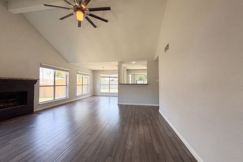 Photo 3 of 19 of 2831 Red Oak Dr, Grand Prairie, TX